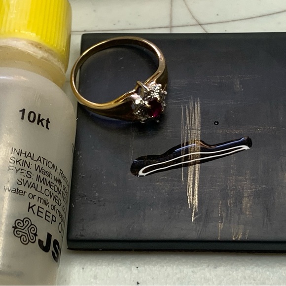 10kt solid Gold and Ruby & diamond Ring! So pretty 😍 - Picture 9 of 9